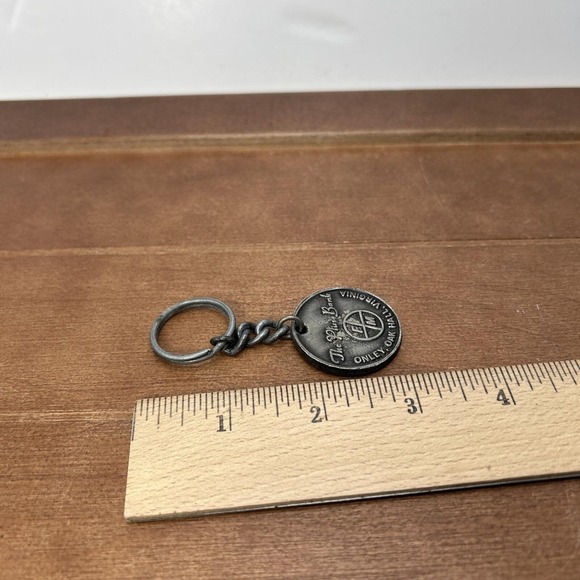 The Plus Bank Onley Oak Hall Virginia Metal Round Keychain, Vintage‎ - Picture 3 of 3